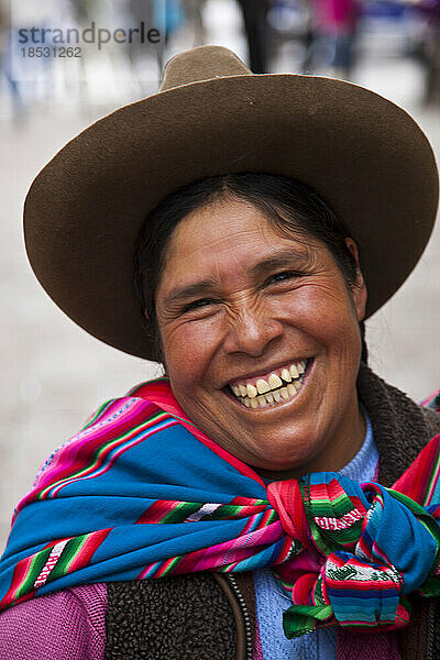 Peruanische Frau in traditioneller Kleidung; Machu Picchu  Peru