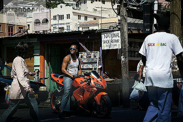 Straßenszene in der Hauptstadt der Hafenstadt St. George's  Grenada; St. George's  Grenada
