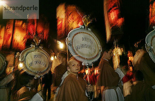 Kinder tragen bei einer abendlichen Passionsspiel-Prozession mit Kerzen beleuchtete Segeltuchlaternen. Die christliche Karwoche wird jedes Jahr in Mendrisio mit dieser Tradition gefeiert; Mendrisio  Schweiz
