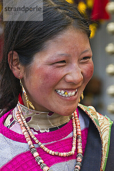 Porträt einer lächelnden Frau auf dem Borkhar-Markt; Lhasa  Tibet