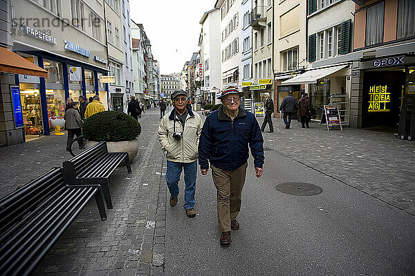 Zwei ältere Männer schlendern durch eine Straße in Zürich  Schweiz; Zürich  Schweiz