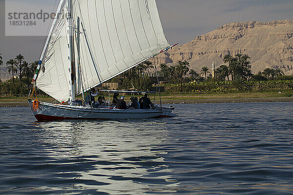 Menschen segeln auf dem Nil in einer Feluke; Luxor  Ägypten