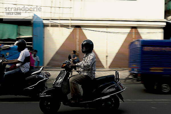 Reisen mit dem Motorroller in Colaba  Mumbai  Indien; Mumbai  Maharashtra  Indien