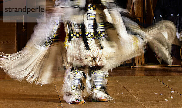 Action-Aufnahme des unteren Teils einer Tänzerin bei der Aufführung eines traditionellen Haida-Tanzes in Old Massett  einer Haida-Gemeinde auf Graham Island; Graham Island  Haida Gwaii  British Columbia  Kanada