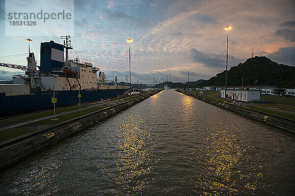 Der Panamakanal in der Abenddämmerung; Panama