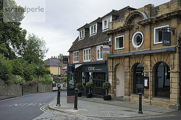 Restaurant in traditioneller Architektur entlang der High Street in Guildford  UK; Guildford  Surrey  England