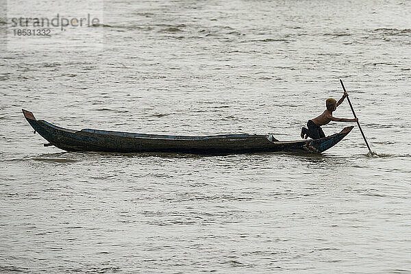 Bewohner eines schwimmenden Dorfes am Tonle-Sap-See; Siem Reap  Angkor  Kambodscha