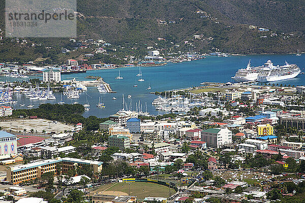 Buntes Stadtbild und Hafen von Road Town  Tortola  Britische Jungferninseln