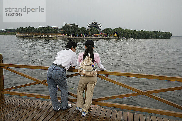 Chinesisches Mädchen und ihr Vater in Tong Li; Tong Li  China