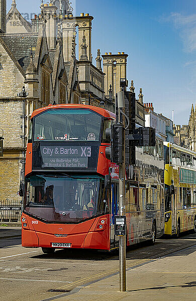 Doppeldecker-Busse unterwegs in Oxford  UK; Oxford  England