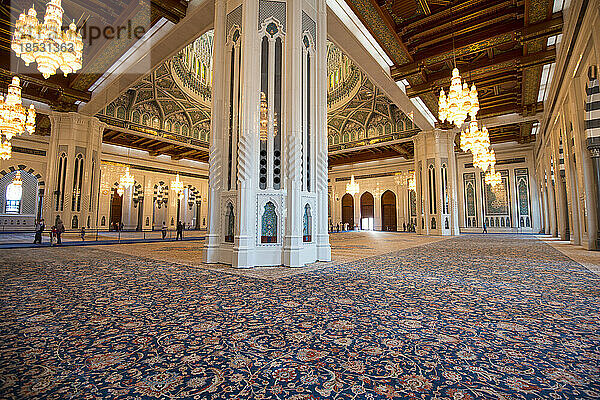 Der zweitgrößte Teppich der Welt auf dem Boden der Hauptgebetshalle der Sultan-Qaboos-Großmoschee; Muscat  Oman