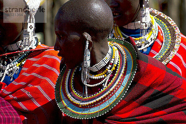 Massai-Frauen in traditioneller Kleidung; Ngorongoro-Krater  Tansania