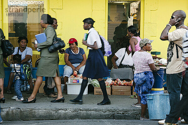 Straßenszene in der Hauptstadt von Roseau auf der Insel Dominica in der Karibik; Roseau  Dominica  Westindische Inseln