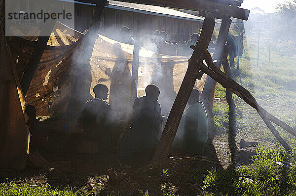 Treffen der Ältesten auf einem Feld neben der von ihnen gebauten Schule; Endulen  Tansania