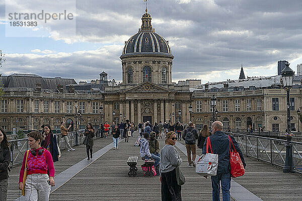 Touristen erkunden auf einer Brücke über die Seine die schöne Stadt Paris  Frankreich; Paris  Frankreich