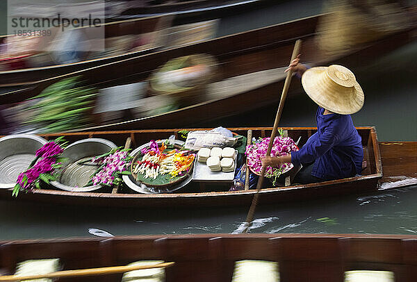 Verkäuferin mit Blumen und anderen Waren auf dem schwimmenden Markt in Bangkok; Bangkok  Thailand