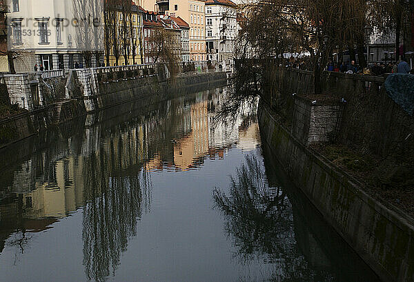 Gebäude  die sich im Fluss Ljubljana spiegeln; Ljubljana  Slowenien