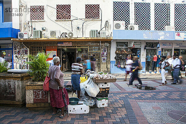 Straßenszene in einem Einkaufsviertel von Bridgetown  der Hauptstadt von Barbados; Bridgetown  Barbados