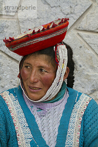 Peruanische Frau sitzt auf dem Platz von Ollantaytambo  Peru; Ollantaytambo  Peru