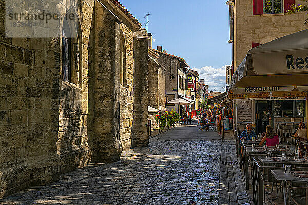 Geschäfte und Restaurants in der Altstadt von Aigues-Mortes  Frankreich; Aigues-Mortes  Frankreich