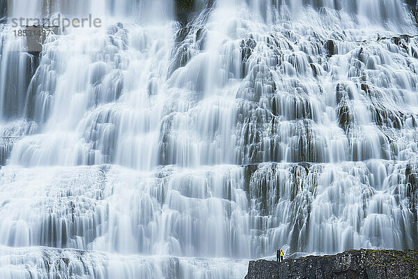 Touristen besuchen den Dynjandi-Wasserfall  auch Fjallfoss genannt  in den Westfjorden  Island; Island