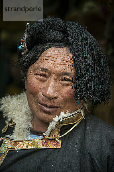 Porträt eines Mannes in tibetischer Kleidung; Lhasa  Tibet