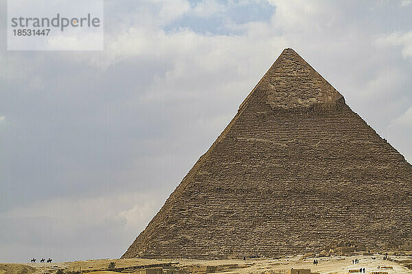 Die Große Pyramide von Gizeh in Ägypten überragt die Wüste; Kairo  Ägypten