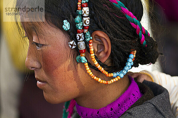 Profil einer Frau mit Kopfschmuck auf dem Borkhar-Markt; Lhasa  Tibet