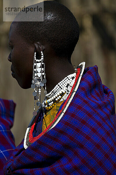 Massai-Frau in traditioneller Kleidung; Ngorongoro-Krater  Tansania