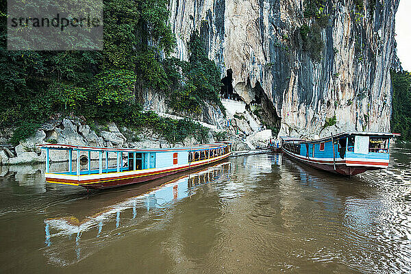 Zwei Kreuzfahrtschiffe an den Pak Ou-Höhlen auf dem Mekong-Fluss; Laos