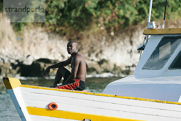 Einheimischer Fischer auf seinem Fischerboot beim Verlassen des Haupthafens in St. George's  Grenada; St. George's  Grenada