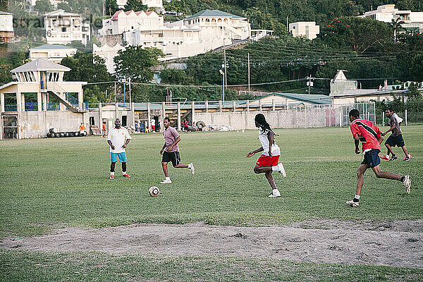 Einheimische spielen Fußball in der Hauptstadt von St. George's  Grenada; St. George's  Grenada