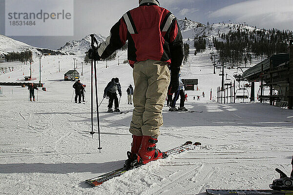 Künstlicher Schnee bedeckt die Pisten im Skigebiet von Sestriere in Italien; Piemont  Italien