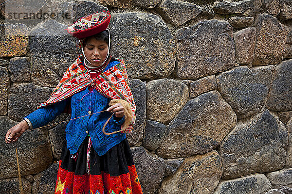 Dorfbewohnerin in traditioneller Kleidung; Ollantaytambo  Peru