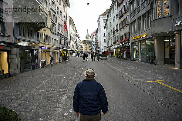 Ein älterer Mann steht in der Mitte einer Stadtstraße in Zürich  Schweiz; Zürich  Schweiz