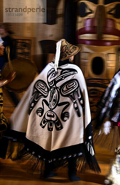 Als Totemgeist verkleidete Tänzerin beim traditionellen Haida-Tanz in Old Massett  einer Haida-Gemeinde auf Graham Island; Graham Island  Haida Gwaii  British Columbia  Kanada