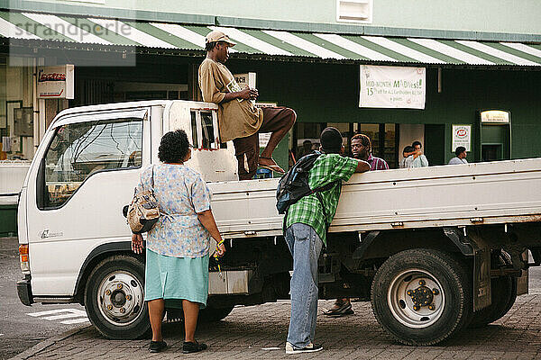 Straßenszene in der Hauptstadt von Roseau auf der Insel Dominica in den Westindischen Inseln; Roseau  Dominica  Westindische Inseln