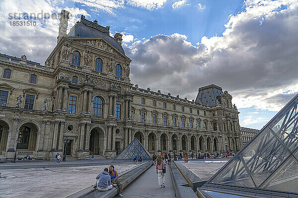 Der Louvre bei Sonnenuntergang; Paris  Frankreich