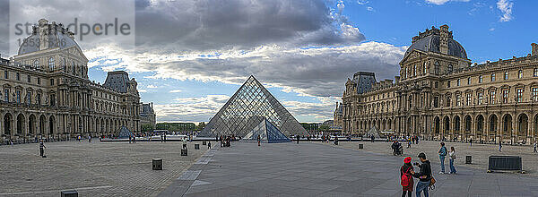 Der Louvre in Paris bei Sonnenuntergang; Paris  Frankreich