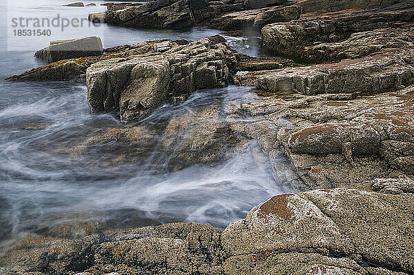Wasser in der Nähe der Felsen im Acadia National Park  Maine  USA; Maine  Vereinigte Staaten von Amerika