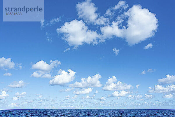 Wolken in einem blauen Himmel über dem Meer; Florida Keys  Florida  Vereinigte Staaten von Amerika