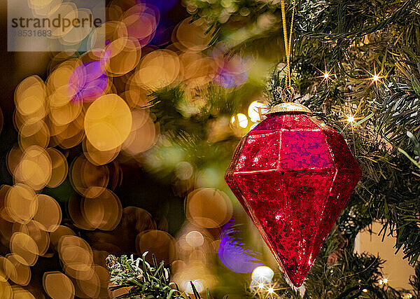 Weihnachtsbaumschmuck und warme Lichter; Kelowna  British Columbia  Kanada