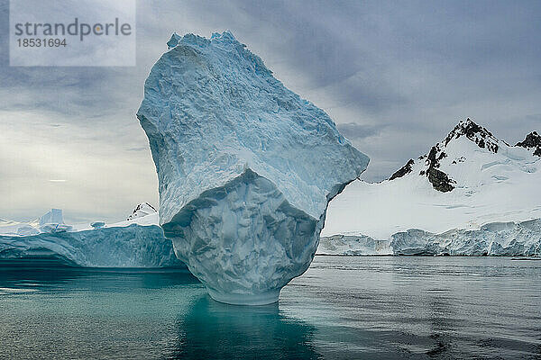 Schöner Eisberg in ruhigen Gewässern der Antarktischen Halbinsel; Antarktis