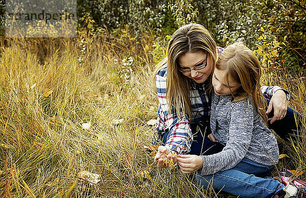 Porträt einer Mutter im Freien  die Zeit mit ihrer Tochter in einem Park im Herbst verbringt; Edmonton  Alberta  Kanada