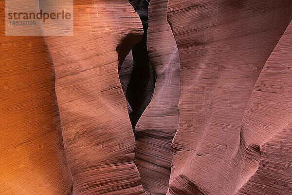 Mysteriöser Slot Canyon in der Nähe von Page  Arizona  und erstaunlicher Ort der Erosion und des roten Sandsteins; Page  Arizona  Vereinigte Staaten von Amerika