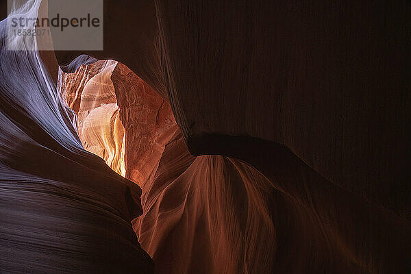 Slot Canyon in der Nähe von Page  Arizona. Wind und Wasser erzeugen erstaunliche Streifen im Sandstein in einem atemberaubenden Beispiel für Erosion; Page  Arizona  Vereinigte Staaten von Amerika