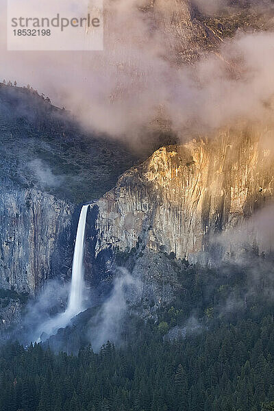 Sonnenlicht beleuchtet die Klippen über dem Bridalveil Fall im Yosemite National Park  Kalifornien  USA; Kalifornien  Vereinigte Staaten von Amerika