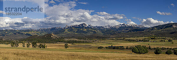 Panoramablick auf die Herbstfarben in einer weiten Landschaft in Colorado; Colorado  Vereinigte Staaten von Amerika