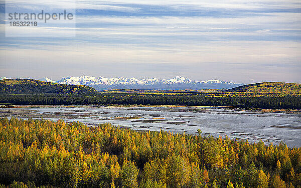 Schöne Herbstansicht der schneebedeckten Alaska Range mit Mt. Hayes  Mt. Hess und Mt. Deborah und dem Tanana River im Vordergrund; Alaska  Vereinigte Staaten von Amerika