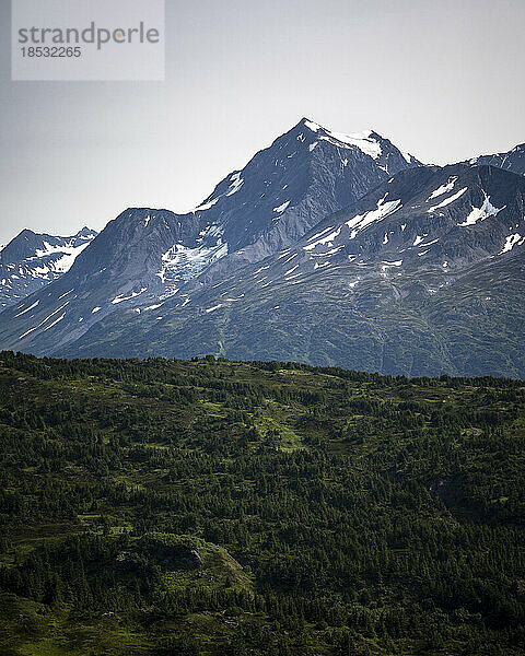 Blick auf die majestätischen Kenai Mountains  die sich über den Chugach National Forest am Lost Lake erheben; Seward  Alaska  Vereinigte Staaten von Amerika